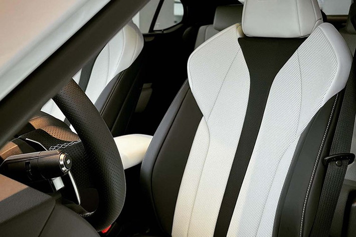 Nằm bên dưới nắp ca-pô của Lexus ES là 2 tùy chọn động cơ. Đầu tiên là động cơ xăng xăng 4 xi-lanh, dung tích 2.5L, kết hợp với hộp số tự động 8 cấp, cho công suất tối đa 204 mã lực và mô-men xoắn cực đại 243 Nm.