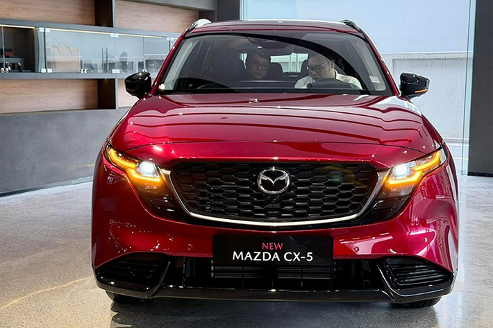 Không chỉ kích thước mà thiết kế và trang bị của mẫu SUV cỡ C này cũng được nâng cấp. Tuy được áp dụng triết lý thiết kế “Wearable Gear” mới của Mazda nhưng CX-5 vẫn mang trên mình dáng vẻ quen thuộc như trước.
