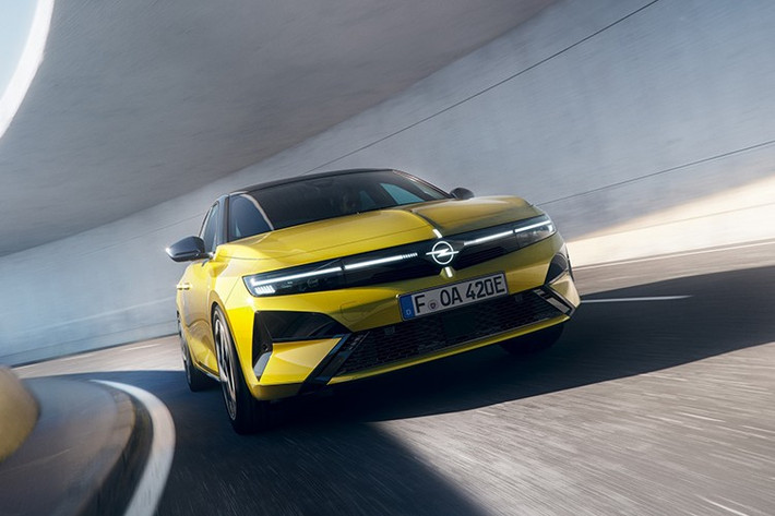 Opel Astra đời 2026 tuân thủ phong cách thiết kế mới nhất của Opel và kết hợp thiết kế Opel Vizor đã được các nhà sản xuất ôtô khác áp dụng gần đây (ngay cả Ferrari cũng có các biến thể của chủ đề này), nhưng được làm cho thời trang hơn với đèn LED chiếu sáng ban ngày được thiết kế thành một dải LED liền mạch với biểu tượng Opel Blitz phát sáng ở giữa.