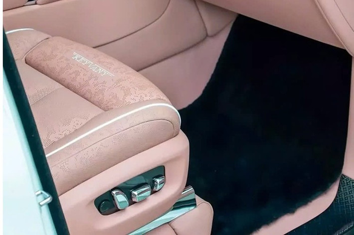 Màu hồng chủ đạo của khoang lái, được bọc lại bằng da cao cấp. Logo Keyvany được trang trí trên bệ cửa ra vào, ghế ngồi, dây an toàn và các chi tiết khác trong nội thất. Chữ "K" (viết tắt của "Keyvany") xuất hiện trên tựa đầu, cùng với chữ ký tùy chỉnh giữa các ghế sau và một đường dập nổi đặc biệt trên lưng ghế.