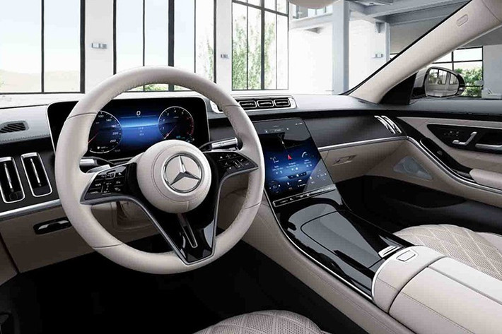 Mở cửa bước vào bên trong khoang lái xe Mercedes-Benz S450 Luxury 4Matic thế hệ mới có thể thấy xe có nội thất màu kem khá ấn tượng và còn được trang bị rất nhiều đồ chơi xịn sò theo xe như ghế ngồi bọc da Nappa Exclusive cùng gói nội thất Exclusive với ghế thương gia phía sau và đệm đỡ bắp chân.