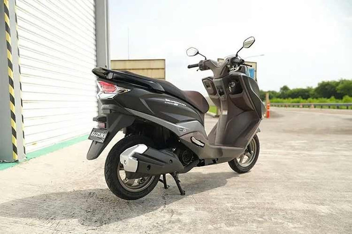 Đi kèm với khối động cơ là các công nghệ hỗ trợ đặc trưng của Suzuki như hệ thống tối ưu hiệu suất Suzuki Eco Performance Alpha, chức năng tự động tắt/mở động cơ khi dừng xe, hệ thống khởi động Easy Start cùng bộ đề Silent Starter giúp giảm tiếng ồn khi khởi động.