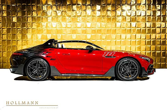 Siêu xe Mercedes-AMG PureSpeed mui trần lấy cảm hứng từ mẫu xe đua Mercedes 2-Liter Rennwagen được ra mắt tại Monaco Grand Prix 2024. Phần thân trước sơn màu đỏ Zircon Red, dần chuyển sang tông màu xám Graphite Grey cùng với họa tiết đặc trưng của AMG.