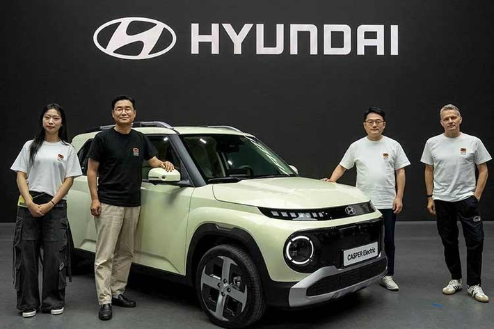 Hyundai vừa chính thức giới thiệu phiên bản cao cấp Lounge dành cho mẫu xe điện nhỏ nhất của hãng – Casper Electric tại thị trường Hàn Quốc, còn được biết đến với tên gọi Inster ở các thị trường quốc tế.