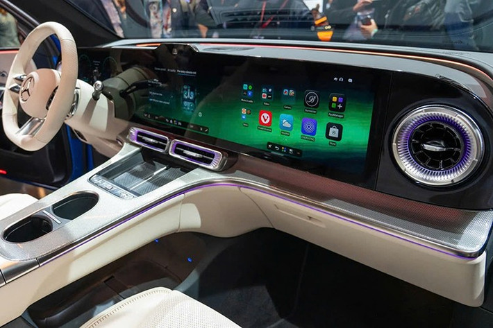 Ngoài khoang hành lý chính có dung tích tiêu chuẩn 570 lít, GLC EQ còn có khoang chứa nhỏ 128 lít phía trước, thuận tiện khi cần sắp xếp hành lý linh hoạt. Khi gập hàng ghế sau, tổng thể tích chứa đồ đạt tới 1.740 lít.