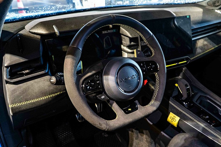 Nội thất Lynk & Co 03 TCR với khung chống lật được FIA phê chuẩn, vô lăng thể thao bọc da và ghế đua và dây đai an toàn 6 điểm tương thích với HANS, bình chữa cháy, bình nhiên liệu an toàn theo tiêu chuẩn FIA...