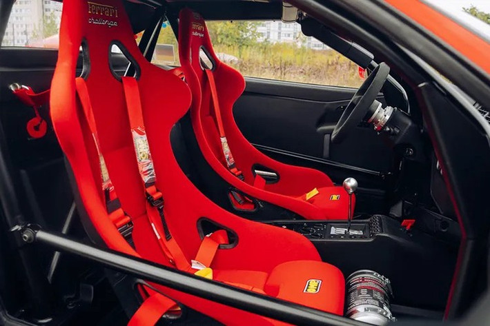 Ngoài ra xe không có thảm sản và cách âm ở mức tối thiểu nhằm giảm trọng lượng tối đa (trọng lượng xe khoảng 1.250 kg).