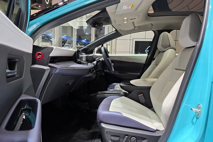 Xe còn có cửa sổ trời toàn cảnh, tay nắm cửa dạng ẩn, hệ thống điều chỉnh độ sáng trần xe bằng tia hồng ngoại và hàng loạt tính năng hỗ trợ lái như ProPILOT, camera toàn cảnh 3D, kiểm soát khoảng cách thông minh và hiển thị góc nhìn rộng ở phần đầu xe.