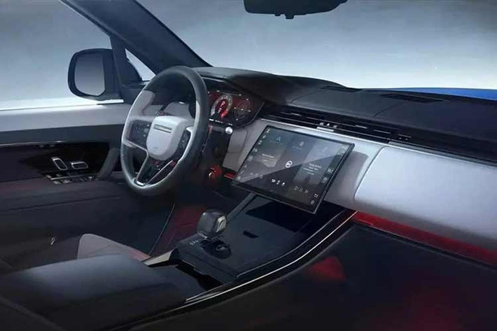 Khoang nội thất của Range Rover Sport SV Ultimate Edition được bọc da Windsor đục lỗ phối 2 màu tương phản cùng cửa sổ trời toàn cảnh tiêu chuẩn. Phiên bản đặc biệt này vẫn giữ toàn bộ các trang bị nổi bật của bản SV như hệ thống âm thanh Meridian 29 loa và ghế “Body and Soul Seats”. Loại ghế này sử dụng bộ truyền rung để người ngồi có thể cảm nhận âm trầm của âm nhạc qua lưng ghế.