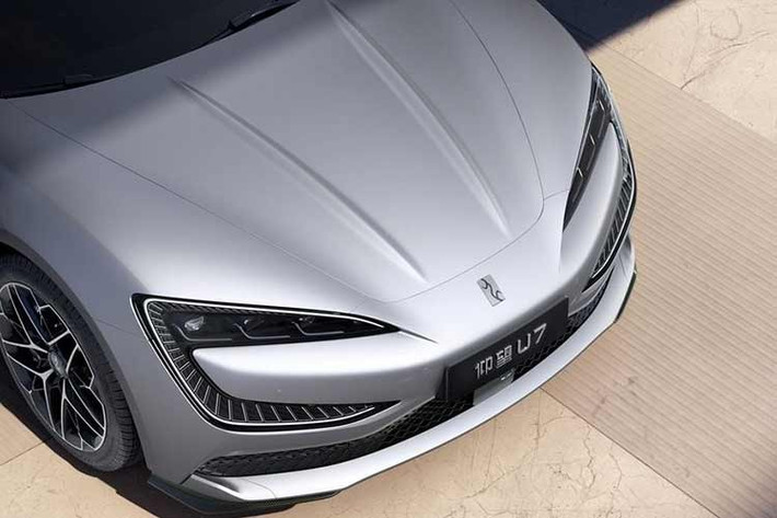 Phiên bản PHEV có thể chạy 200-220 km mà không tốn xăng trong khi tổng phạm vi hoạt động đạt 1.100 km. Nhờ công nghệ pin Blade thế hệ thứ hai và công nghệ sạc siêu nhanh, U7 có thể sạc từ 0% lên 70% trong 5 phút và từ 10% lên 97% chỉ trong 9 phút.