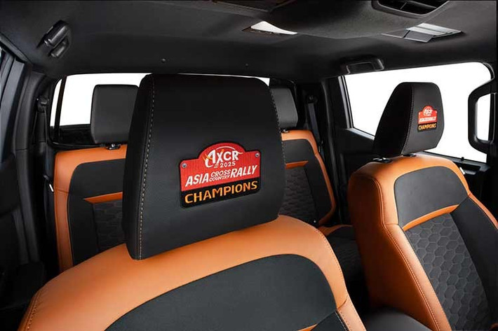 Xe cũng được trang bị hệ thống camera quan sát toàn cảnh nhằm cải thiện tầm nhìn và tăng độ an toàn khi vận hành. Bên trong khoang lái, tựa đầu ghế trước có thêm logo kỷ niệm chiến thắng AXCR.