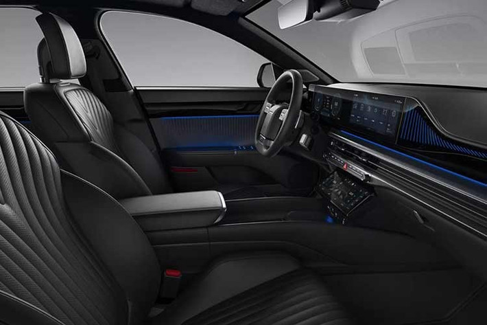 Màn hình mới này sẽ sử dụng hệ điều hành Pleos dựa trên nền tảng Android, dự kiến sẽ dần được triển khai trên nhiều mẫu xe khác của Hyundai trong tương lai. Dù vậy, hãng vẫn giữ lại một số phím bấm vật lý và núm xoay để người dùng có thể thao tác thuận tiện hơn thay vì hoàn toàn phụ thuộc vào điều khiển cảm ứng.