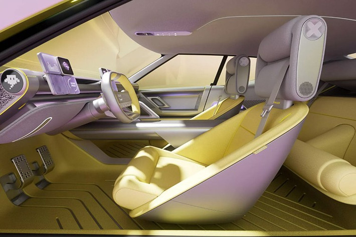 Ghế ngồi dạng thể thao được bọc vật liệu tái chế bền vững, còn cụm điều khiển trung tâm nổi bật với một chi tiết giống tay cầm máy hút bụi cầm tay, tạo điểm nhấn độc đáo.