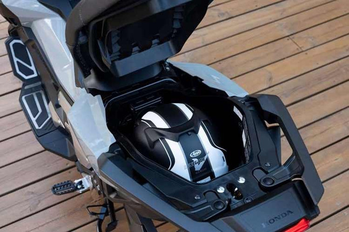 Về mặt công thái học, yên cao 820 mm (được nắn lại để dễ chống chân hơn) kết hợp với ghi đông rộng 940 mm giúp người lái có tầm quan sát cao và rõ ràng. Phần đế yên nay được tăng thêm 10% lượng mút urethane, mang lại cảm giác ngồi êm ái hơn. Bên cạnh đó, việc thay đổi bố trí giảm chấn của yên cũng giúp thao tác mở và đóng yên mượt mà hơn. Ngăn chứa dưới yên dung tích 22L tích hợp cổng sạc USB-C, cùng với hộc chứa đồ phía trước giúp tăng sự tiện lợi.