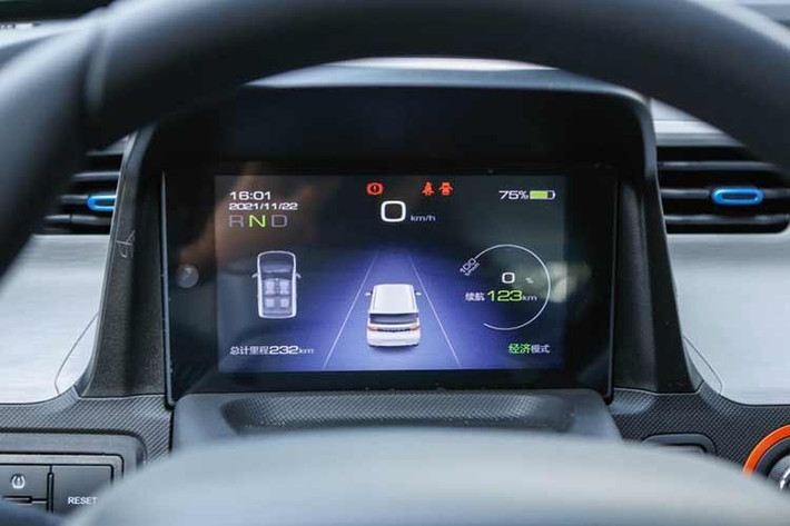 Khoang nội thất của chiếc xe cũng đơn giản với chỉ duy nhất một màn hình LCD sau vô lăng, đài FM, chỉnh điều hòa và hệ thống âm thanh đều bằng nút bấm vật lý. Ghế ngồi cho cảm giác thoáng, dù bề rộng khá hẹp, 2 người ngồi phía trước rất gần nhau. Hệ thống điều hòa vận hành ổn định.