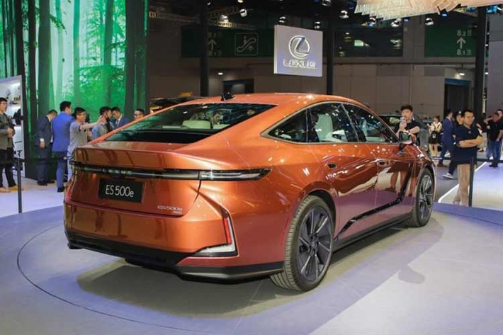 Ở thế hệ mới, Lexus ES đã thay đổi đáng kể cả về thiết kế, trang bị lẫn động cơ. Trong đó, khu vực ngoại thất được áp dụng phong cách thiết kế mới với lưới tản nhiệt hình con suốt sơn cùng màu thân xe. Các phiên bản hybrid được trang bị lưới tản nhiệt hẹp để tăng khả năng làm mát.