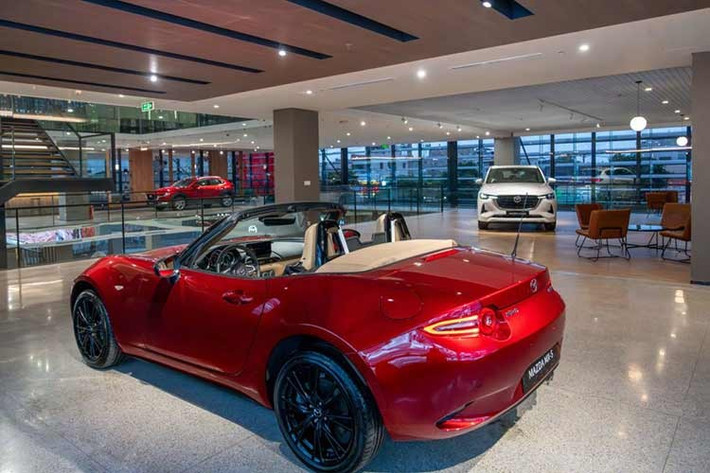 MX-5 thế hệ mới sở hữu kích thước 3.915 x 1.735 x 1.240 mm, cấu hình 2 chỗ ngồi. Không gian nội thất của xe được nâng cấp nhẹ với ghế da Nappa có sưởi, màn hình giải trí 8,8 inch hỗ trợ kết nối Apple CarPlay/Android Auto không dây và hệ thống âm thanh Bose cao cấp...