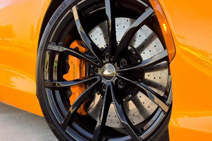 Có 2 tiêu chí để xác định một mẫu xe hybrid có đủ điều kiện hưởng ưu đãi hay không. Tiêu chí đầu tiên là đối chiếu kiểu loại xe. Cụ thể hơn, các mẫu xe hybrid sẽ được xét ưu đãi thuế nếu có cùng kiểu loại, dung tích xi-lanh động cơ, số chỗ ngồi với phiên bản chạy xăng hoặc dầu, đồng thời tiết kiệm tối thiểu 30% nhiên liệu.