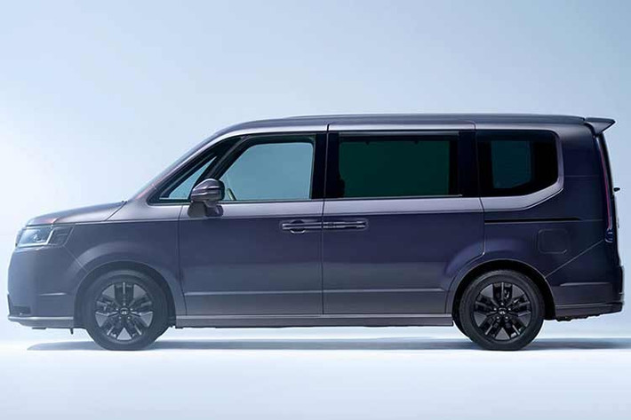 Honda StepWGN sở hữu phong cách thiết kế hiện đại, đậm chất thực dụng đặc trưng của một mẫu MPV gia đình. Xe có kiểu dáng vuông vức, trần cao và cửa kính lớn khá giống Toyota Alphard. Thiết kế này giúp tối ưu hóa không gian cabin và tầm nhìn cho hành khách.