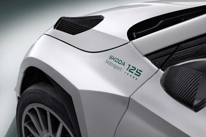Gói kỷ niệm còn có bộ decal thiết kế “125 Years”, logo Dark Chrome độc quyền mới trên nắp capo, bảng kỷ niệm nội thất và bạt phủ xe in logo “125 Years Škoda Motorsport”.