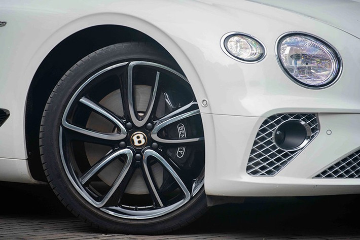 Sự khác biệt của chiếc Coupe siêu sang Bentley Continental GT V8 so với bản Bentley Continental GT W12 nằm ở logo V8 bên hông xe và quan trọng hơn là Bentley Continental GT V8 thế hệ thứ 3 sở hữu ống xả kép rất cá tính và thể thao so với ống xả Oval của Bentley Continental GT W12.