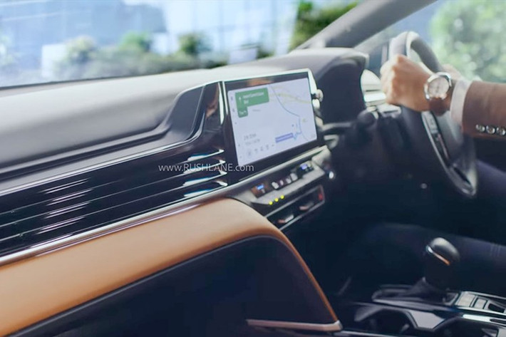 Về vận hành, Camry Sprint Edition không có thay đổi so với bản tiêu chuẩn. Xe sử dụng hệ truyền động hybrid 2.5L, kết hợp động cơ xăng và mô-tơ điện cho tổng công suất 227 mã lực và mô-men xoắn cực đại 221 Nm. Cấu hình dẫn động vẫn là cầu trước, không có tùy chọn AWD như một số thị trường khác.