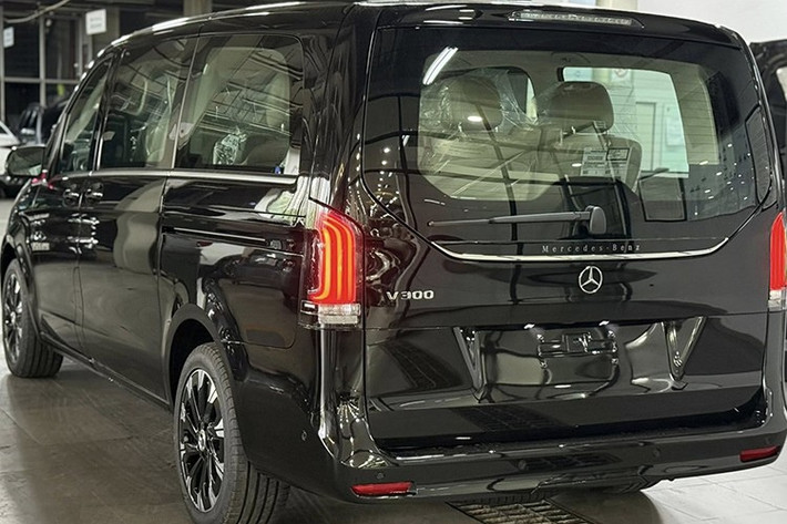 So với phiên bản trước, giá khởi điểm của V-Class 2025 cao hơn khoảng nửa tỷ đồng. V 250 Luxury bản cũ trước đó có giá 2,845 tỷ đồng, trong khi bản tiêu chuẩn mới đã nâng cấp lên V 300 Avantgarde. Như vậy, ngay từ phiên bản thấp nhất, khách hàng đã tiếp cận một cấu hình cao cấp hơn, cả về trang bị lẫn vận hành.
