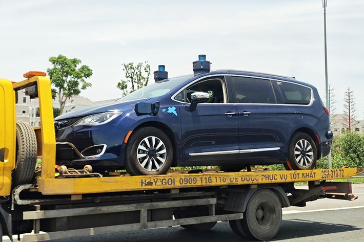 Chrysler Pacifica mới cứng được vận chuyển bằng xe chuyên dụng, phần logo được che kín hoàn toàn nhưng thiết kế tổng thể đặc trưng của dòng Pacifica giúp người nhìn dễ dàng nhận ra đây là mẫu xe nổi tiếng đến từ Mỹ. Đáng chú ý, đây là lần đầu tiên Chrysler Pacifica xuất hiện tại Việt Nam, dù thương hiệu Chrysler không được phân phối chính thức trong nước.