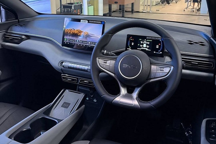 Bước vào bên trong xe, người dùng sẽ bắt gặp ghế bọc da mang phong cách thể thao với thiết kế ôm cơ thể. Tuy nhiên, ghế trước của xe chỉ có thể chỉnh tay 6 hướng thay vì chỉnh điện. Hệ thống giải trí gồm màn hình cảm ứng trung tâm 10,1 inch, hỗ trợ kết nối Apple CarPlay và Android Auto. Bảng đồng hồ kỹ thuật số 7 inch cũng được trang bị cho mẫu xe này.