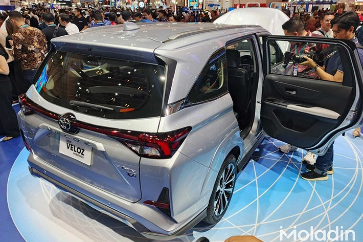 Để tăng thêm sức hút, Toyota bổ sung phiên bản Modellista với bộ body-kit thể thao ấn tượng. Gói trang bị này bao gồm ốp vòm bánh xe cơ bắp, nẹp sườn màu đen mạnh mẽ, ngoại thất phối hai tông màu cá tính và bộ mâm xe sơn đen kim loại sắc sảo.