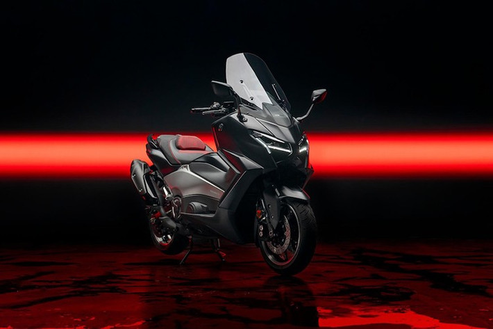 Xe vẫn đạt công suất 47 mã lực nhằm tuân thủ giấy phép A2. Ở phía trước, TMAX Tech Max có màn hình TFT 7 inch mới, được thiết lập để ghép nối điện thoại và có ba bố cục màn hình để lựa chọn.