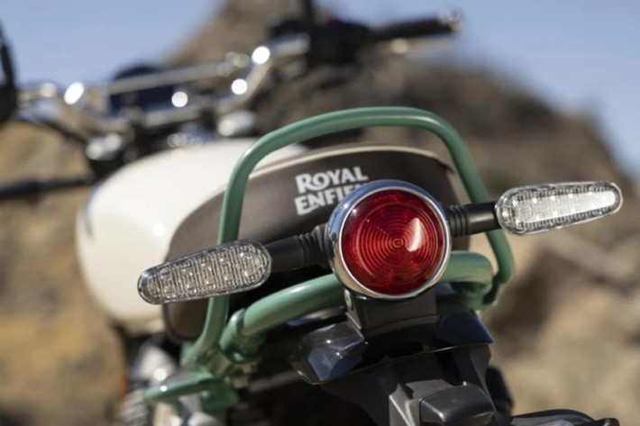 Dành cho những tay lái đam mê trải nghiệm scrambler thuần túy, Bear 650 được trang bị bộ khung gia cố chắc chắn, phuộc trước Showa USD Big Piston hành trình 130 mm và giảm xóc sau Showa Twin Tube RSU hành trình 115 mm, mang lại cảm giác lái êm ái và ổn định trên mọi cung đường.