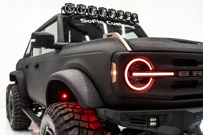 Ngoại hình của chiếc xe bán tải Ford Bronco Apocalypse Dark Horse độ này được hoàn thiện với lớp sơn đen mờ, kết hợp cùng các chi tiết thiết kế chuyên dụng cho off-road.