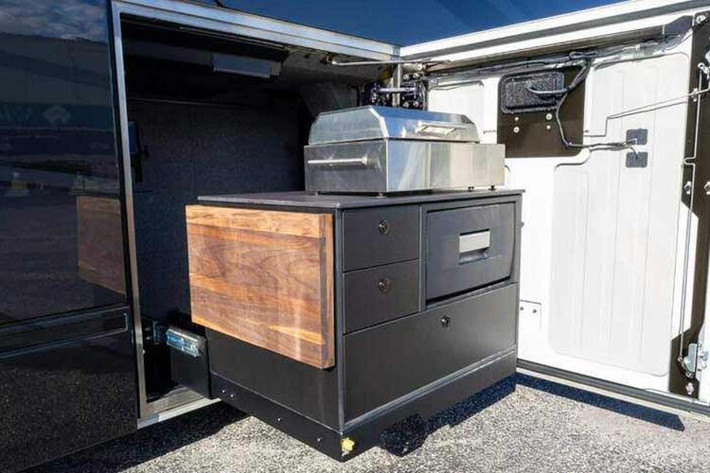 Bên cạnh không gian nội thất, khu vực phía dưới thân xe cũng được tối ưu hóa với hai khoang chứa đồ thiết kế xuyên suốt, trang bị khay trượt bằng nhôm chịu lực. Hệ thống tiện ích ngoài trời bao gồm một máy thu hình thông minh (TV) được đặt trong ngăn riêng và khu vực bếp nấu đầy đủ chức năng.