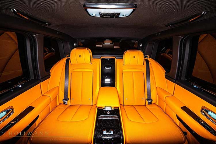 Không dừng lại ở sự xa xỉ, chiếc Cullinan này còn được trang bị gói bảo vệ đạn đạo chuẩn VR6. Toàn bộ thân xe được gia cường bằng thép, tăng cứng tại sàn, mui và cửa. Cấu trúc cửa chống nổ đi kèm bản lề chịu lực mới, kính chống đạn bao quanh và kính chắn gió chống đạn tích hợp sưởi. Ngay cả vách ngăn giữa hai khoang cũng sử dụng kính bọc thép.