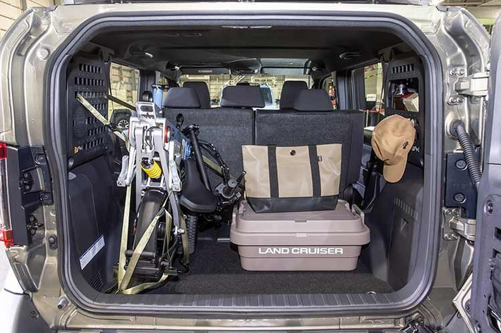 Một chi tiết thú vị là Toyota trang bị cho FJ các cản trước và sau có thể tháo rời, giúp dễ dàng thay thế khi hư hỏng và tiết kiệm chi phí sửa chữa. Hãng cũng gợi mở nhiều tùy chọn phụ kiện địa hình như ống thở, bậc lên xuống, baga mui ARB và tấm treo phụ kiện MOLLE ở cốp sau, cho thấy định hướng cá nhân hóa rõ rệt.