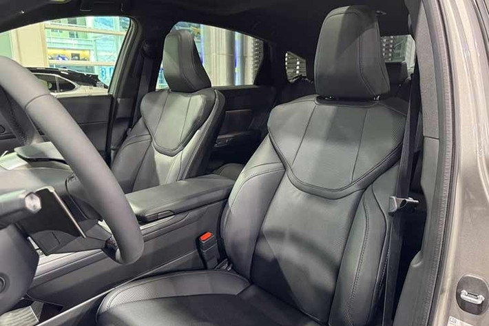 Bước vào bên trong Lexus ES 2026, người dùng sẽ bắt gặp những trang bị nổi bật như bảng đồng hồ kỹ thuật số 12,3 inch, màn hình thông tin giải trí 14 inch có thể tuỳ chỉnh với các phím tắt, hệ thống âm thanh vòm Mark Levinson 17 loa tùy chọn, dãy nút cảm ứng “Hidden Switches” chỉ hiện lên trên mặt táp-lô khi xe khởi động và hàng ghế sau có thể ngả/gập lại.