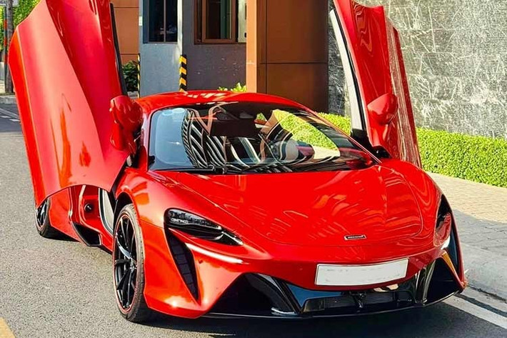 Theo thông tin trên sàn xe cũ Việt, chiếc siêu xe McLaren Artura Coupe được chủ nhân chào bán với mức giá chỉ 11,999 tỷ đồng. So với giá niêm yết chính hãng khoảng 15,29 tỷ đồng, chủ nhân mới tiếp theo sẽ tiết kiệm được một khoản tiền lên tới hơn 3 tỷ đồng.