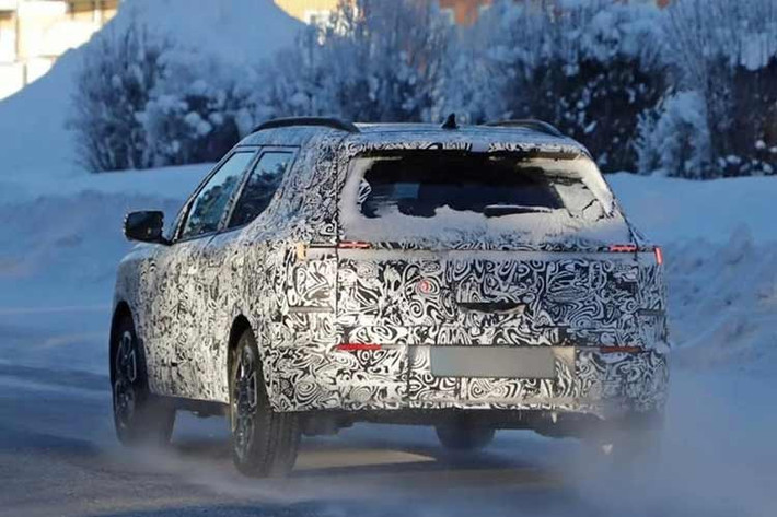 Cản sau được thiết kế lại với tạo hình khỏe khoắn, nhấn mạnh phong cách SUV đô thị năng động. Hyundai cũng được cho là sẽ tiếp tục cung cấp phiên bản N Line với các chi tiết trang trí đen bóng và bộ mâm kích thước lớn hơn, có thể lên tới 18 inch.