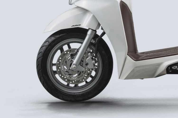 Dù nằm trong phân khúc phổ thông, Honda LD125Link vẫn được ưu ái trang bị hệ thống khóa thông minh Smartkey và đặc biệt là phanh chống bó cứng ABS cho bánh trước - tính năng an toàn cốt lõi mà người dùng Việt ngày càng quan tâm.