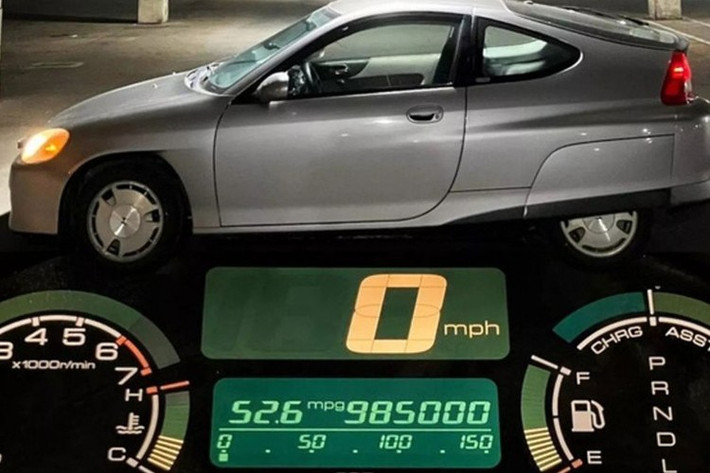 Để đạt quãng đường đáng kinh ngạc, xe Honda Insight 2002 của Daisy đã phải thay 3 hộp số CVT, 3 bộ pin hybrid, 2 bánh đà và một gioăng nắp máy.