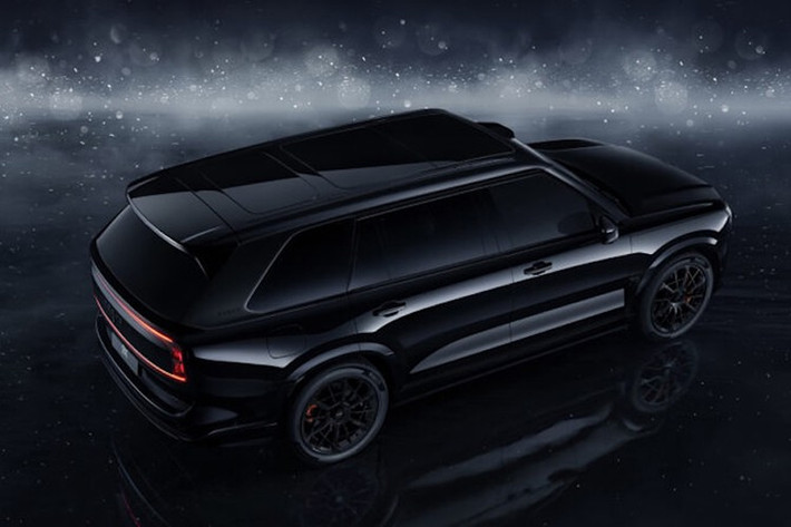 Pin của Zeekr 9X có dung lượng 70 kWh lớn nhất từ trước đến nay, cung cấp phạm vi chạy bằng điện lên tới 380 km theo tiêu chuẩn CLTC và hỗ trợ sạc nhanh 6C nhờ hệ thống điện 900V. Điều này cho phép xe có thể sạc từ 20% lên 80% chỉ trong 9 phút. Sau khi sạc đầy pin và đổ đầy xăng, xe có thể chạy trên quãng đường hơn 1.000 km.