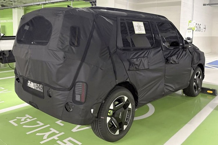 Hệ thống đèn trước và sau có thiết kế tương tự bản xăng, có thể chỉ tinh chỉnh nhẹ về chi tiết. Bản thử nghiệm cũng dùng mâm hợp kim quen thuộc, nhưng khác biệt ở cùm phanh sơn xanh lá - dấu hiệu cho thấy nền tảng điện hóa.