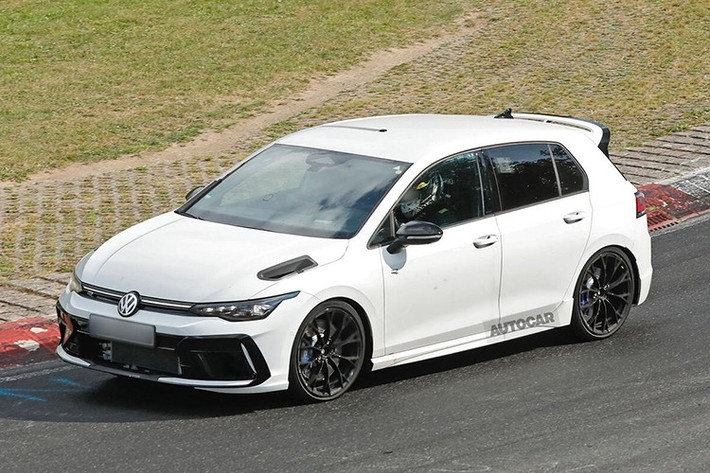 Trước đó, Sebastian Grams - lãnh đạo của Audi Sport từng gợi ý khối động cơ này vẫn còn tiềm năng khai phá sức mạnh, chưa cần điện hoá. Động cơ RS3 gắn trên Golf R sẽ nặng thêm 25kg và cần hệ thống phanh lớn hơn, gia cố khung gầm.