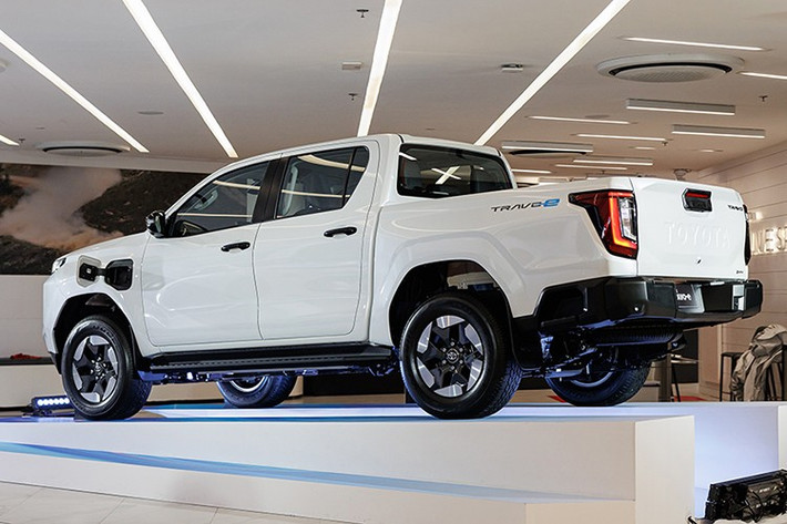 Lần đầu tiên, hệ thống kiểm soát địa hình Multi-Terrain Select được trang bị, hỗ trợ 5 chế độ: Dirt, Sand, Mud, Rock và Deep Snow.Hilux Travo-e là biến thể thuần điện đầu tiên trong lịch sử dòng bán tải này.