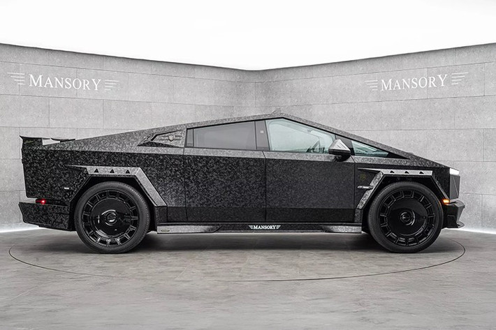 Chiếc xe bán tải điện Tesla Cybertruck độ Mansory mới nhất này mang tên "Elongation Evo" được chế tạo cho thị trường Trung Đông. Elongation Evo hầu như giữ nguyên các bộ phận của phiên bản “thường” nhưng bổ sung sợi carbon rèn lộ thiên, khiến lớp thép không gỉ vốn đã gây tranh cãi của Cybertruck trở nên tinh tế hơn.