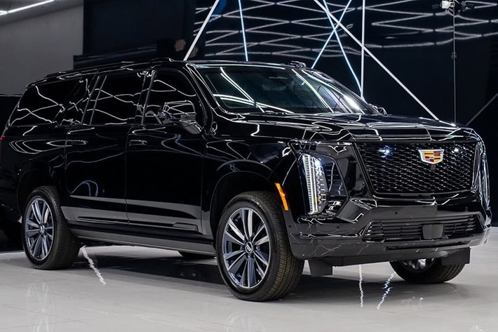 Mẫu SUV cỡ lớn 7 chỗ này có giá khởi điểm 91.100 đô la (khoảng 2,37 tỷ đồng - giá bán lẻ đề xuất) cho cấu hình cơ bản nhất của năm sản xuất 2026, và phiên bản ESV Platinum Sport 4WD có giá từ 99.925 đô la (hơn 2,6 tỷ đồng). Riêng chiếc xe bọc thép trong hình được rao bán với giá 219.980 đô la (hơn 5,73 tỷ đồng).