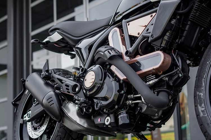 Con số này thậm chí còn vượt xa đối thủ trực tiếp trong cùng phân khúc là Triumph Scrambler 900 vốn đang có giá khoảng 405 triệu đồng. Tuy nhiên, với vị thế là một mẫu xe nhập khẩu từ Thái Lan và thuộc diện "hàng độc", chiếc xe này đã nhanh chóng tìm thấy chủ nhân ngay khi vừa ra mắt.