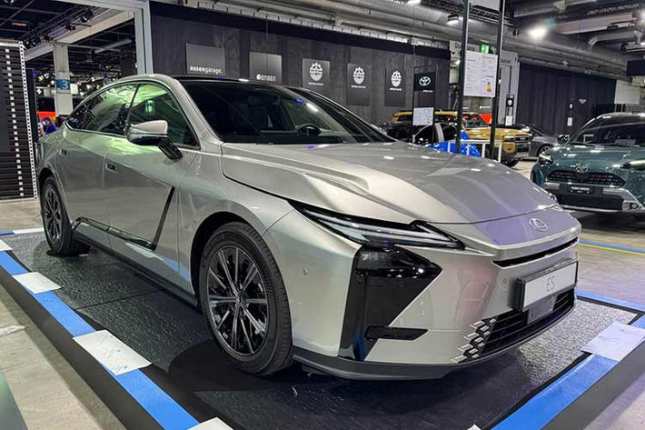Ngay trong tháng 2/2026 này, các đại lý Lexus ở Việt Nam đã bắt đầu nhận cọc cho mẫu sedan hạng sang ES 2026 thế hệ mới. Đến nay, thời điểm bán mẫu xe này ở thị trường Việt Nam đã được hé lộ. Theo nhân viên tư vấn bán hàng tại đại lý, Lexus ES thế hệ mới sẽ chính thức ra mắt Việt Nam vào tháng 8/2026.