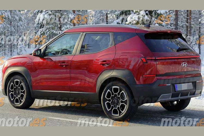 Tuy nhiên, khu vực đèn chiếu sáng thực tế của Hyundai Bayon 2026 chủ yếu tập trung ở hai đầu với đèn LED định vị ban ngày và đèn xi-nhan, trong khi phần trung tâm nhiều khả năng chỉ là chi tiết ốp đen bóng tạo điểm nhấn thị giác.